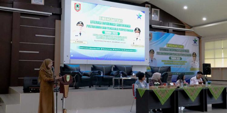 Plt Kepala Dispersip Kalsel Adethia Hailina sambutan pada Bimtek  Literasi Informasi Sertifikasi Pustakawan dan Pengelolaan Perpustakaan. (foto : istimewa)