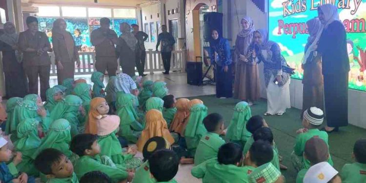 Bunda Literasi Kalsel Hj Fathul Jannah Muhidin saat berikan apresiasi perpustakaan Dispersip Kalsel. (foto : istimewa)