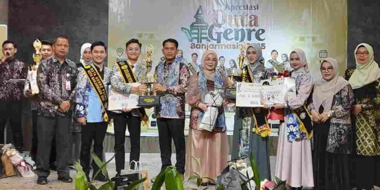 Walikota Banjarmasin HM Yamin saat menyerahkan piala untuk pemenang Duta Genre. (foto : shn/seputaran)