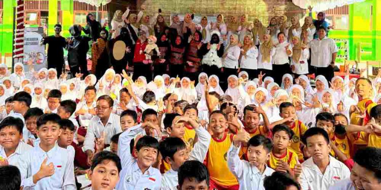 Foto bersama siswa dan tenaga pendidik SDN Cindai Alus 1  saat  kegiatan PKM Dosen UNBL. (foto : istimewa)