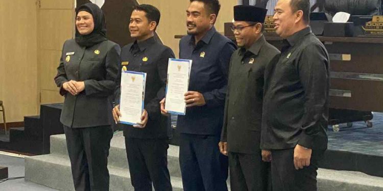 Walikota dan Wakil Walikota Banjarmasin H Yamin - Hj Ananda foto bersama unsur pimpinan DPRD Banjarmasin. (foto : sna/seputaran)