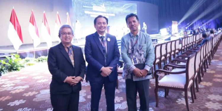 Wagub Kalsel Hasnuryadi Sulaiman (tengah) foto bersama di sela menghadiri ICI 2025. (foto : istimewa)