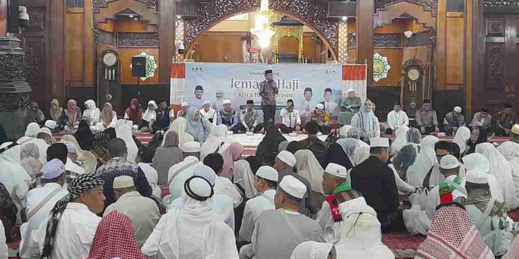 Asisten I Bidang Pemerintahan dan Kesejahteraan Rakyat Machli Riyadi saat menyambut kedatangan jemaah haji Banjarmasin di Masjid Jami. (foto : shn/seputaran)