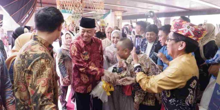 Guberbur Kalsel H Muhidin disambut warga Banjar di acara halalbihalal warga Banjar se-Jabodetabek. (foto : istimewa)