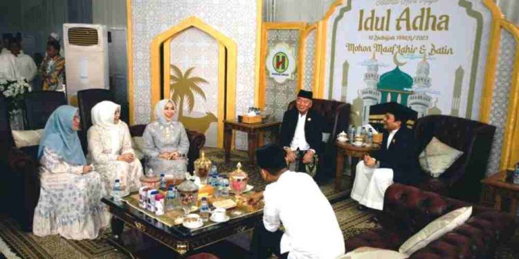 Gubernur Kalsel H Muhidin dan Wakil Gubernur Kalsel H Hasnuryadi berbincang di acara Halal Bihalal Idul Adha. (foto : istimewa)