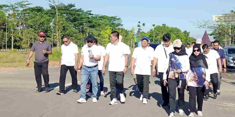 Dirut Bank Kalsel Fachruddin dan jajaran jalan santai bersama rombongan pejabat Pemprov Kalsel. (foto : Bank Kalsel)