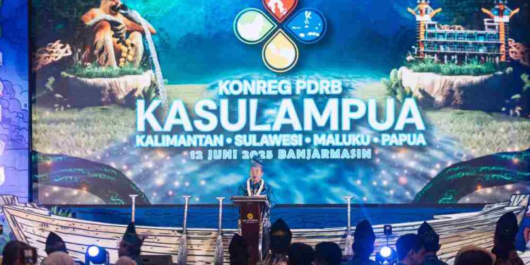 Pj Sekretaris Daerah Provinsi Kalsel M Syarifuddin menyampaikan sambutan Gubernur Kalsel H Muhidin pada Konreg KASULUMPUA. (foto : istimewa)