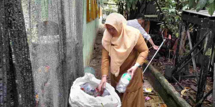 Warga ketika mengumpulkan sampah yang bernilai ekonomis. (foto : shn/seputaran)