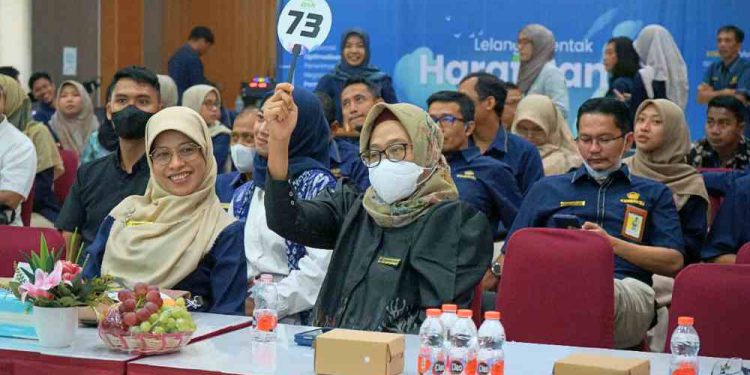 Kepala DJP Kalselteng Syamsinar saat ikut proses lelang. (foto : istimewa)