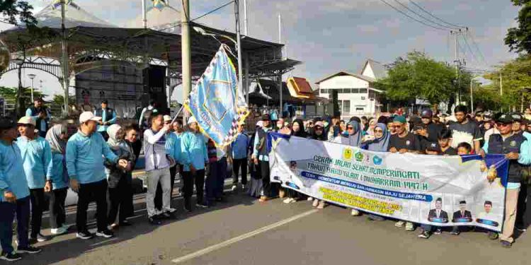 Walikota Banjarmasin HM Yamin saat melepas peserta jalan sehat dalam rangka peringatan Tahun Baru Islam. (foto : shn/seputaran)