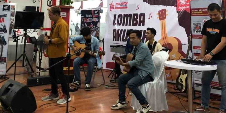 Suasana di showroom Dealer Trio Motor Sampit saat lomba musik akustik dari para peserta Lomba Akustik yang digelar sebagai bagian dari showroom event bulanan. (foto : istimewa)
