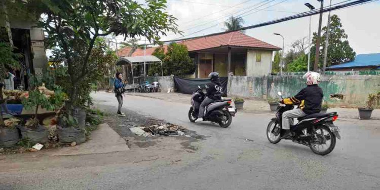 Lubang bekas Manhole yang dibiarkan dan dikeluhkan warga. (foto : shn/seputaran)