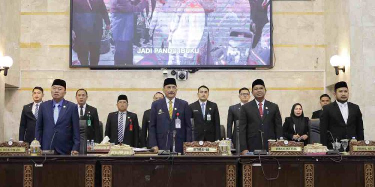 Ketua DPRD Kalsel H Supian HK memimpin rapat paripurna penyampaian Rancangan Perubahan KUPA dan PPAS. (foto : istimewa)