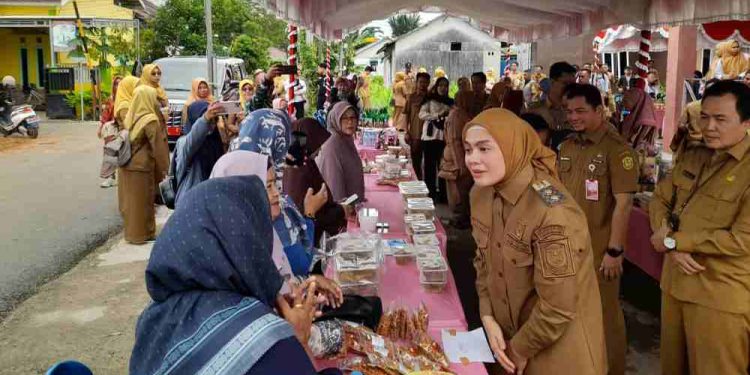 Wakil Walikota Banjarmasin Hj Ananda saat melihat barang kebutuhan pokok yang dijual di Pasar Murah Kelurahan Sungai Andai. (foto : shn/seputaran)