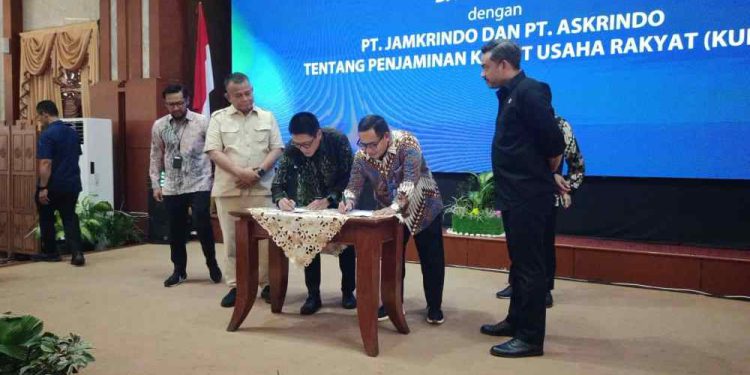 Penandatanganan nota kesepakatan penjaminan KUR antara Bank Kalsel dengan PT Jamkrindo dan PT Askrindo disaksikan Menteri UMKM Maman Abdurrahman. (foto : istimewa)