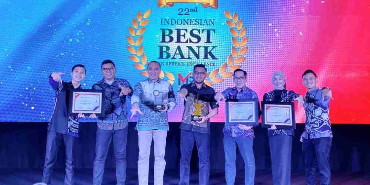 Direktur Bisnis Bank Kalsel Akhmad Fauzi Noor foto bersama usai menerima  penghargaan Golden Trophy dari Infobank-MRI untuk Bank Kalsel. (foto : Bank Kalsel)