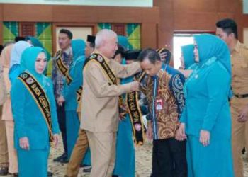 Gubernur Kukuhkan Bupati Yamani dan Istri sebagai Ayah dan Bunda GenRe Tapin 2025