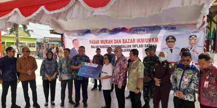 Wakil Menteri (Wamen) UMKM Helvi Yuni Moraza berkesempatan menyalurkan KUR Bank Kalsel untuk pelaku UMKM di Banjarmasin. (foto : shn/seputaran)