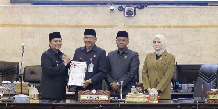 Wakil Gubernur Kalsel H Hasnuryadi Sulaiman serahkan dokumen Rancangan KUPA dan Rancangan PPAS 2025 kepada Ketua DPRD Kalsel H Supian HK. (foto : istimewa)