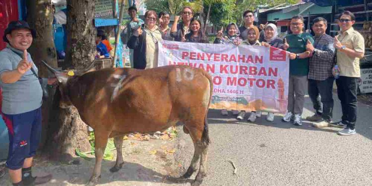 Penyerahan hewan kurban PT Trio Motor kepada masyarakat. (foto : istimewa)