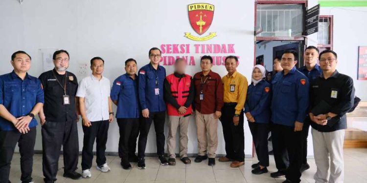Penyerahan tersangka BYN kepada Kejari Kabupaten Banjar. (foto : DJP Kalselteng)