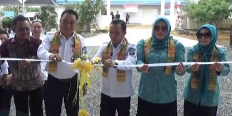 Bupati dan Wakil Bupati Tapin H Yamani - H Juanda didampingi masing-masing istri gunting  pita peresmian Kantor Desa Pantai Cabe. (foto : istimewa)