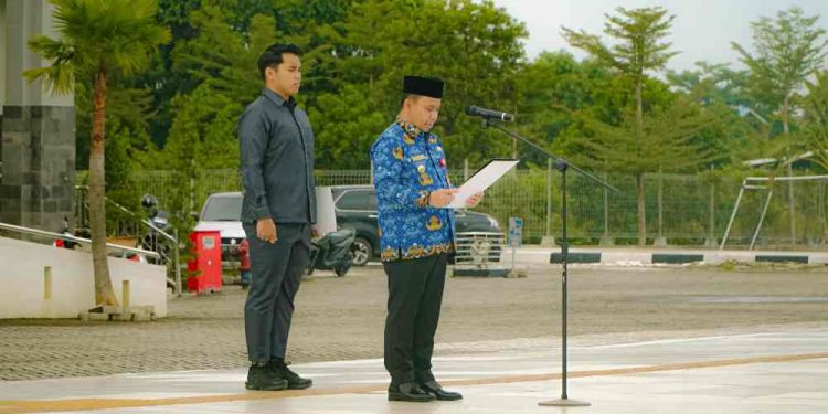 Bupati Tapin H Yamani bacakan sambutan saat memimpin Upacara Peringatan Hari Lahir Pancasila. (foto : istimewa)
