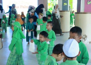 Dispersip Beri Makanan Bergizi kepada Pengunjung Pustaka Cilik