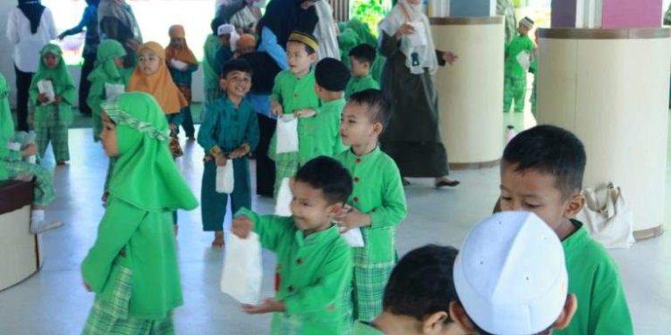Pengunjung Pustaka Cilik mendapatkan makanan bergizi saat berkunjung ke Perpustakaan Anak Dispersip Kalsel. (foto : istimewa)
