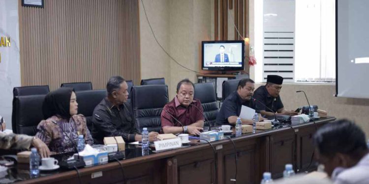 Pansus IV DPRD Kalsel rapat bersama mitra kerja membahas Raperda tentang Pengelolaan Usaha Pertambangan Mineral dan Batubara. (foto : istimewa)