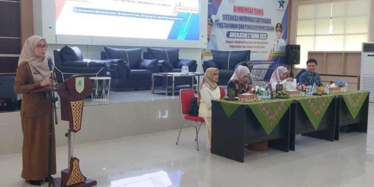 Plt Kepala Dispersip Kalsel Adethia Hailina saat sambutan pada Bimtek Literasi Informasi dan Sertifikasi Pustakawan serta Pengelola Perpustakaan angkatan II 2025. (foto : istimewa)