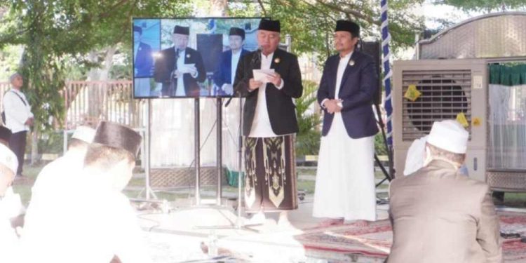 Gubernur Kalsel H Muhidin saat sambutan sebelum salat id berjemaah di Masjid Raya Sabilal Muhtadin. (foto : Adpim Kalsel)
