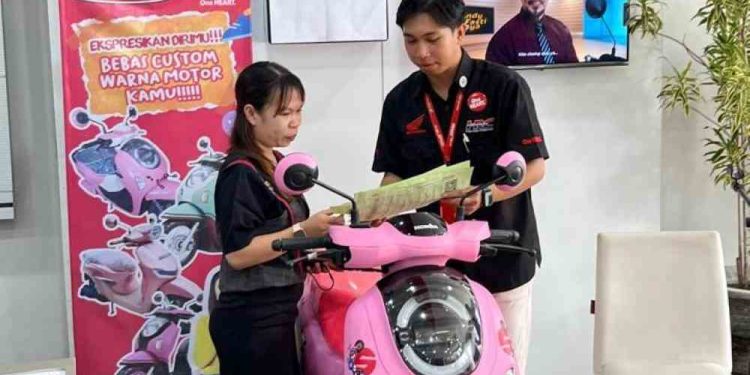Honda Cahaya Indah Motor (CIM) kembali menghadirkan pengalaman showroom yang lebih dari sekadar tempat transaksi kendaraan, melalui kegiatan kreatif bertajuk “Stecu – Scoopy Tampil Beda”. (foto : istimewa)