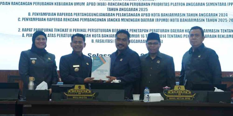 Walikota Banjarmasin HM Yamin didampingi Wakil Walikota Hj Ananda serahkan dokumen KUA/PPAS 2025 kepada unsur pimpinan DRPD Banjarmasin. (foto : istimewa)