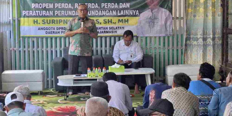 Wakil Ketua Komisi II DPRD  Kalsel H Suripno Sumas dan Tenaga ahli Gubernur Kalsel Sugiarto Sumas saat menjadi narasumber.(foto : istimewa)
