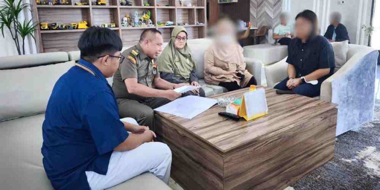 Pihak DJP Kalselteng saat melayangkan Surat Paksa kepada salah satu wajib pajak. (foto : DJP Kalselteng)
