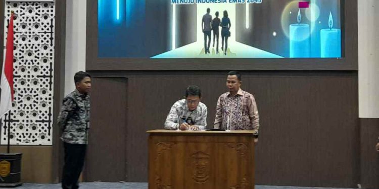 Kepala BNN Banjarmasin Wuryantono bersama Sekdako Banjarmasin tandatangani komitmen memutus mata rantai peredaran narkoba. (foto : shn/seputaran)