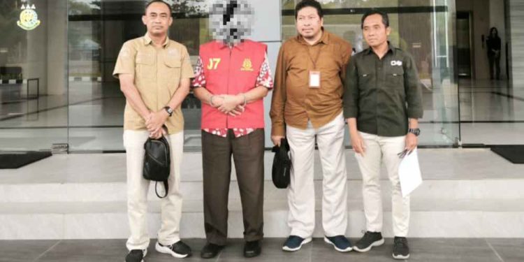 DJP Kalselteng bersama Kejati Kalteng saat serahkan tersangka ke PN Pakangkaraya. (foto : istimewa)