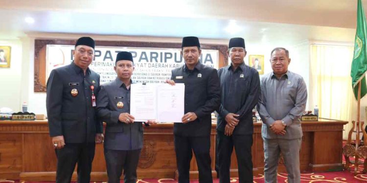 Bupati Tapin H Yamani foto bersama  sambil tunjukan dokumen RPJMD dengan pimpinan DPRD Tapin. (foto : istimewa)