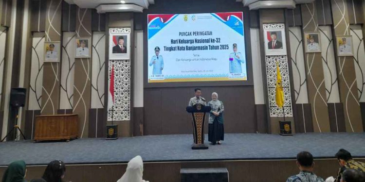 Walikota Banjarmasin HM Yamin didampingi istri saat sambutan pada peringatan Harganas. (foto : shn/seputaran)
