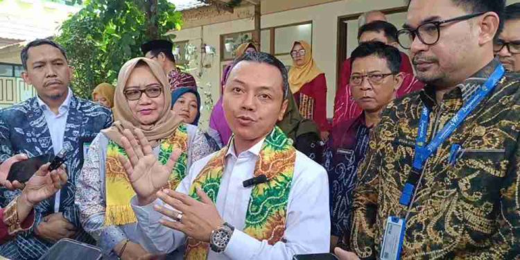 Wamen Dikdasmen RI Fajar Riza Ul Haq diwawancarai wartawan saat kunjungan ke SMPN 7 Banjarmasin. (foto : shn/seputaran)