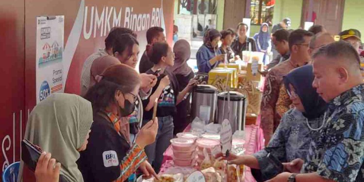 Helvi Yuni Moraza. Wamen UMKM RI saat hadir di Pasar Murah dan Bazar IKM/UMKM di Halaman Masjid Jami Banjarmasin. (foto : shn/seputaran)
