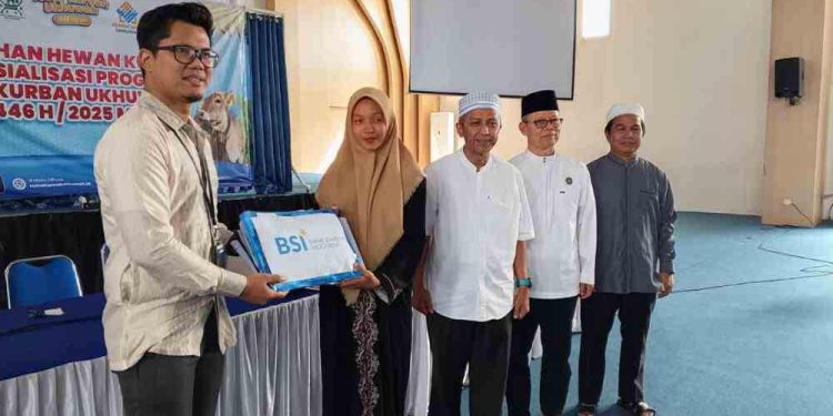 Penyerahan hewan kurban kepada salah satu perwakilan warga di RT lingkungan sekitar Yayasan Ukhuwah. (foto : istimewa)