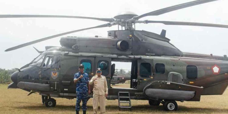 Gubernur Kalsel H Muhidin saat menyambut kedatangan KSAU Marsekal TNI Mohamad Tonny Harjono yang hadir  dalam latihan Matra II Koops Udara II Sikatan Daya Cakra B Kosek II dan Trisula Perkasa Kopasgat 2025. (foto : istimewa)