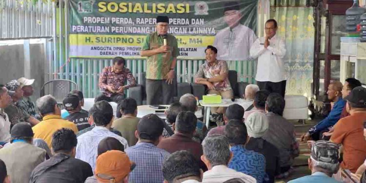 Wakil Ketua DPRD Kalsel H Suripno Sumas beserta Tenaga ahli Gubernur Kalsel Sugiarto Sumas saat Sosper kepada PAC dan Ranting PKB Kecamatan Banjarmasin Tengah,Timur dan Utara. (foto : istimewa)