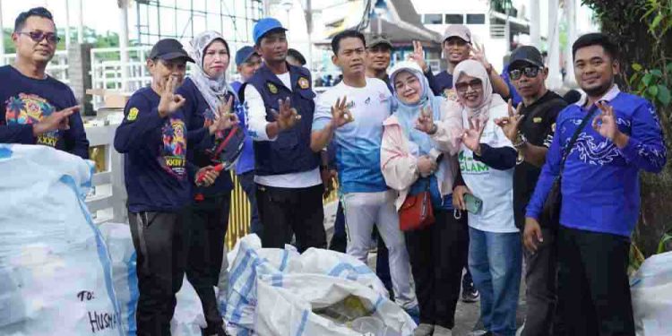 Walikota Banjarmasin HM Yamin dan istri saat ikut kegiatan pilah sampah tukar sembako. (foto : shn/seputaran)
