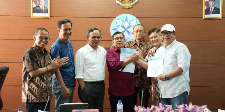 Ketua Umum PWI Kongres Luar Biasa, Zulmansyah Sekedang berjabat tangan dengan Ketua Umum PWI Kongres Bandung, Hendry Ch Bangun usai penandatangan SK Panitia Bersama Kongres Persatuan PWI. (foto : istimewa)