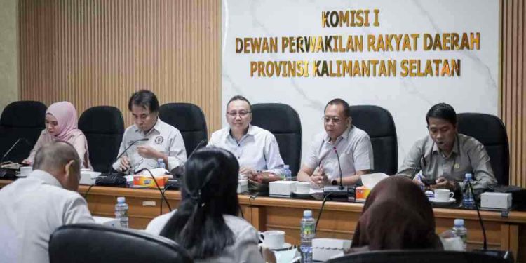 Pansus I DPRD Kalsel menggelar rapat pembahasan substansi Raperda tentang Pemberdayaan Kemasyarakatan. (foto : istimewa)