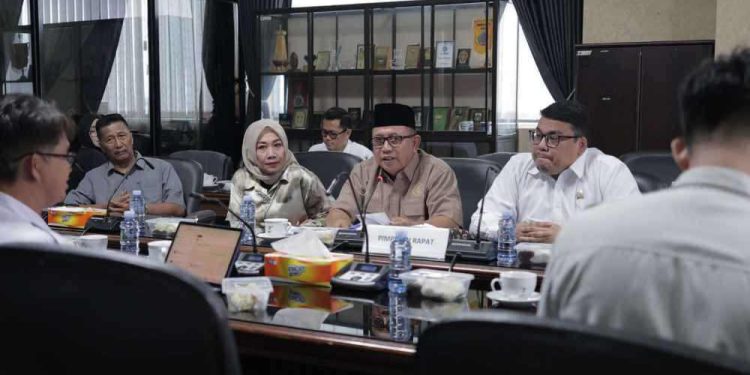 Pansus IV DPRD Kalsel rapat kerja bersama Biro Hukum dan Dinas Pemberdayaan Perempuan, Perlindungan Anak, dan Keluarga Berencana Kalsel. (foto : istimewa)