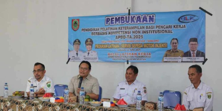 16 anak muda Desa Pasar Batu, Muara Uya, Tabalong mengikuti pelatihan disaksikan Firman Yusi, Anggota DPRD Kalsel.(foto : istimewa)